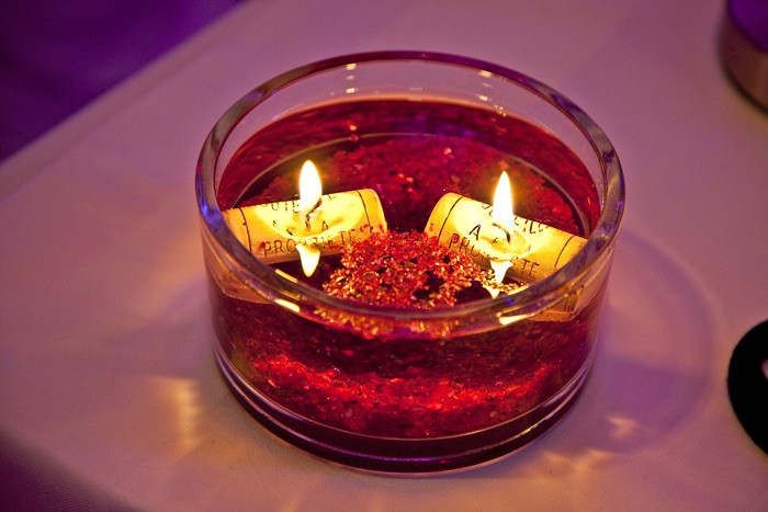 Kerzen in einem Glas, welches mit Wasser gefüllt ist